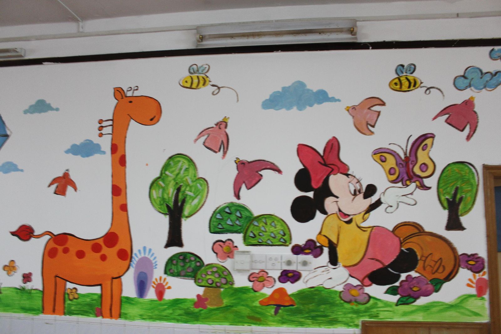 青年志愿者协会为清波幼儿园绘制墙画