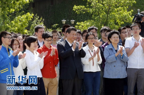 点击查看原图 5月4日,中共中央总书记、国家主席、中央军委主席习近平在北京大学考察。这是习近平在校园观看北大师生纪念五四运动95周年青春诗会。新华社记者鞠鹏摄